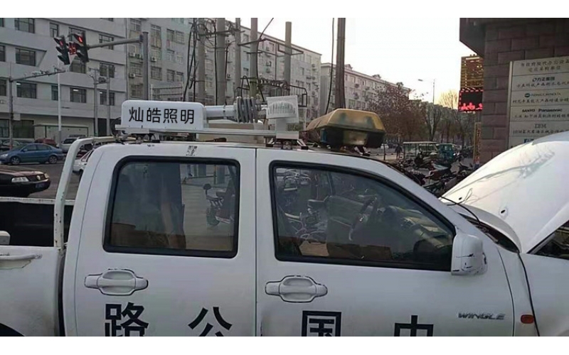 路政執(zhí)法車配備車載升降照明燈，提升夜間執(zhí)法效能