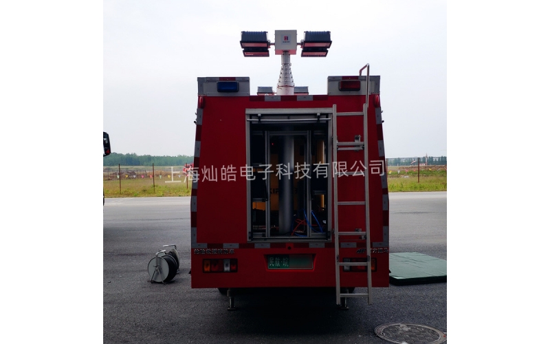 消防車配備大功率車載升降照明設備，提升夜間救援效能